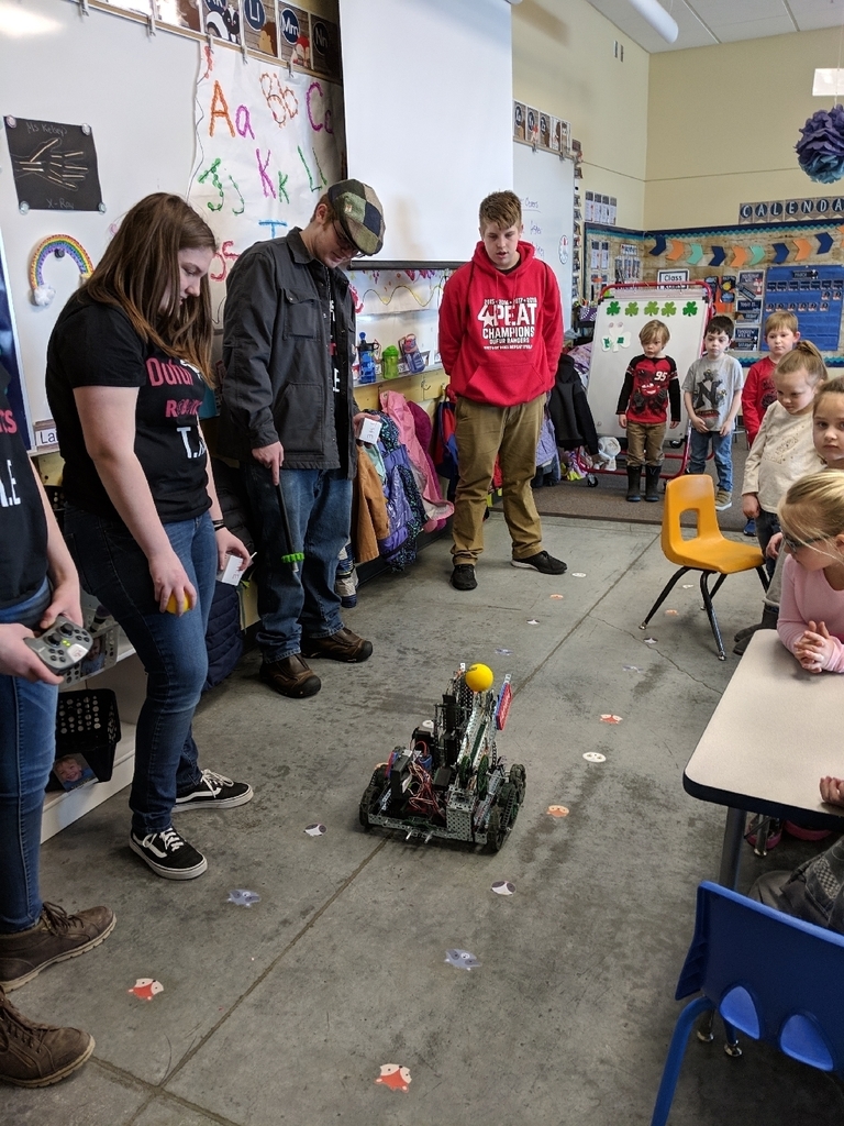 Dufur Sprouts meet Tiny Todd the robot. 