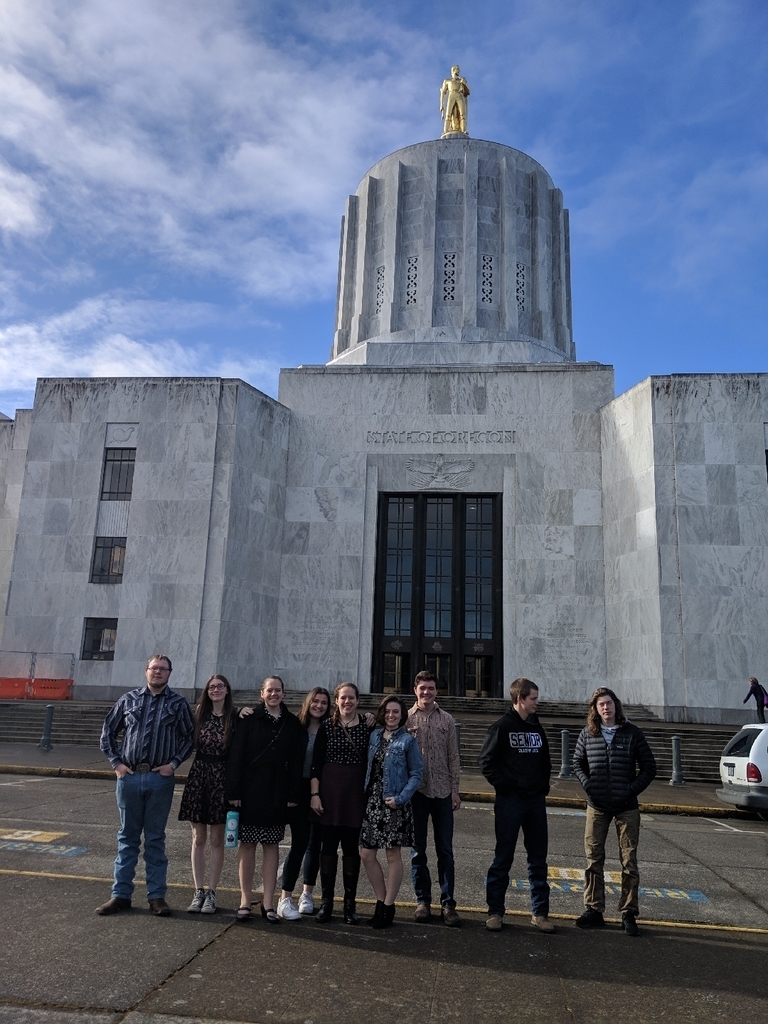Dufur Government class at the state capital.