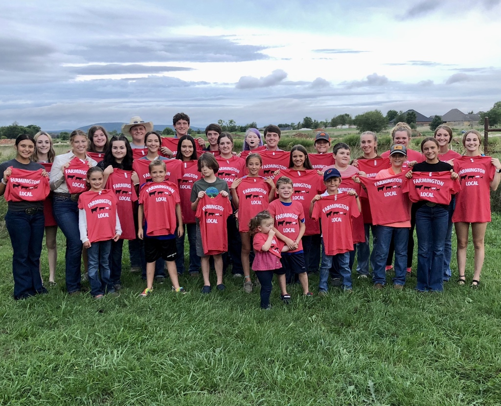 30 students standing together in a field posing