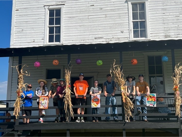 Licking FFA helped clean and decorate at the Licking Mill