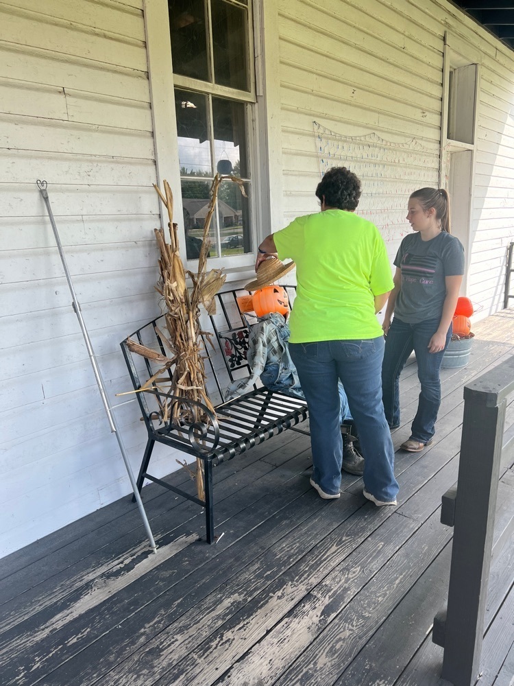 Licking FFA helped clean and decorate at the Licking Mill