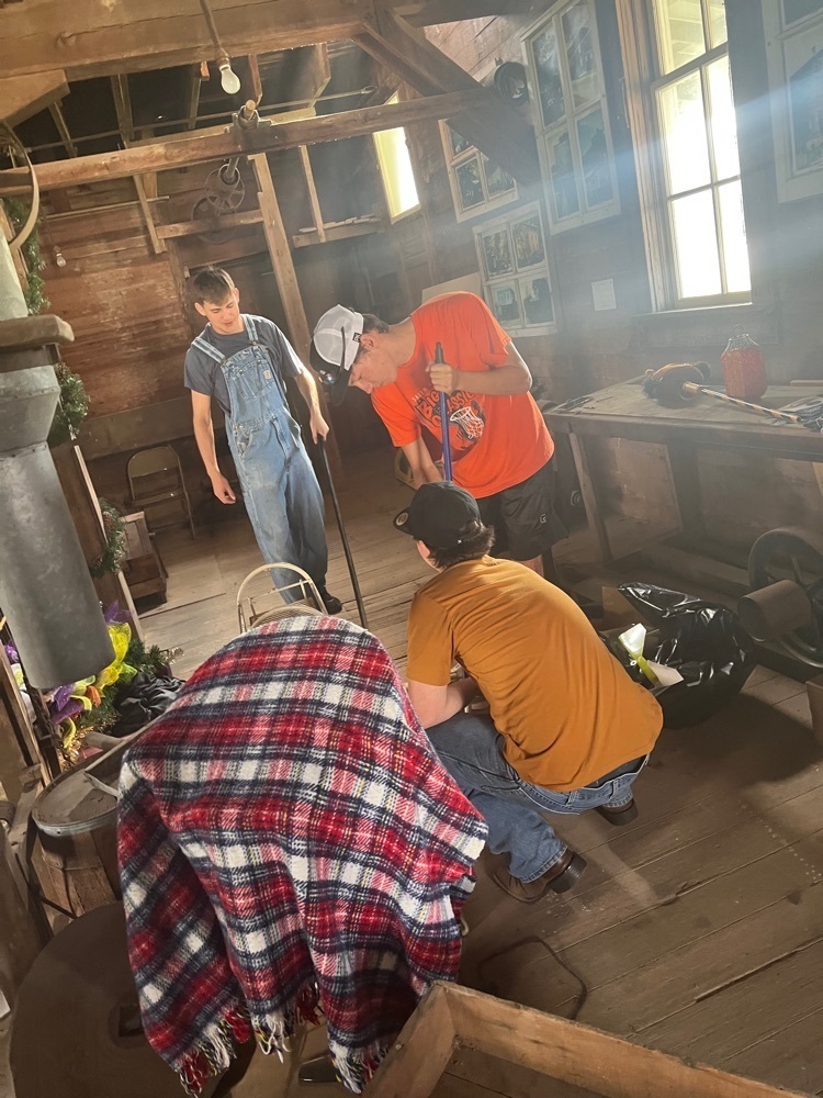 Licking FFA helped clean and decorate at the Licking Mill