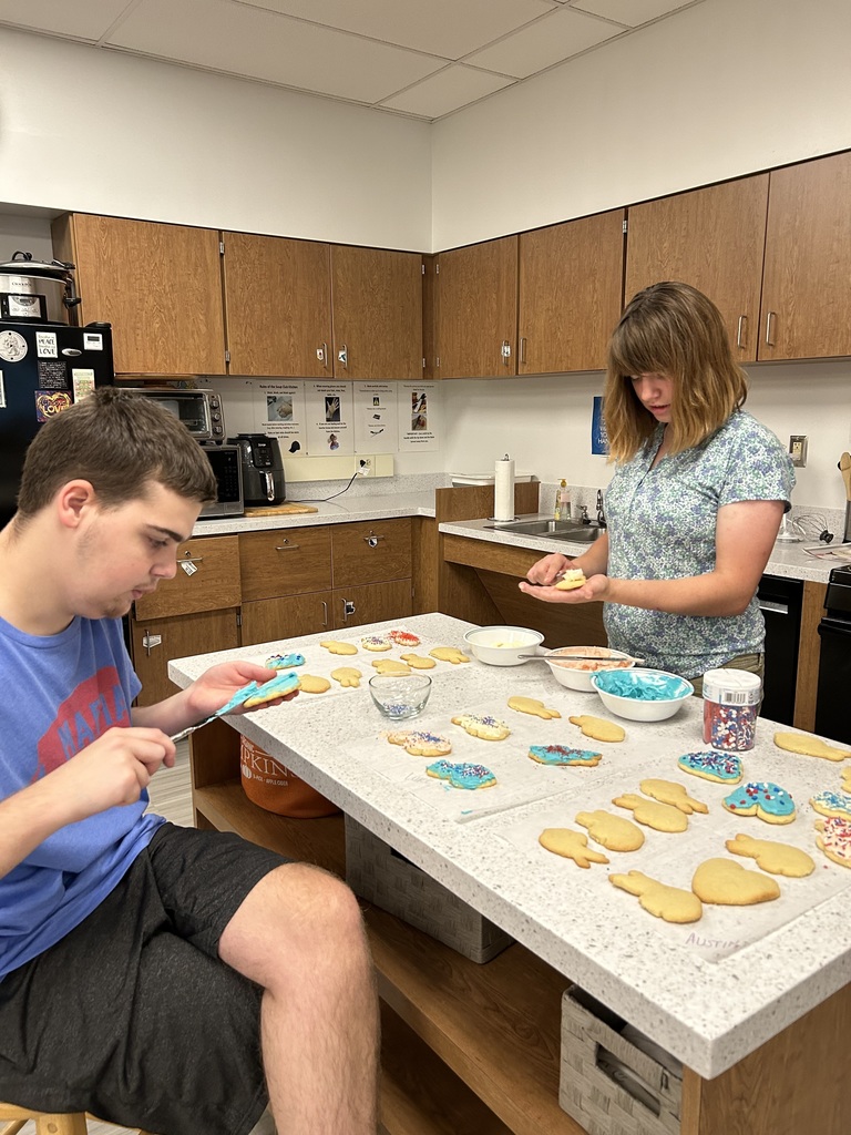 students frosting cookies