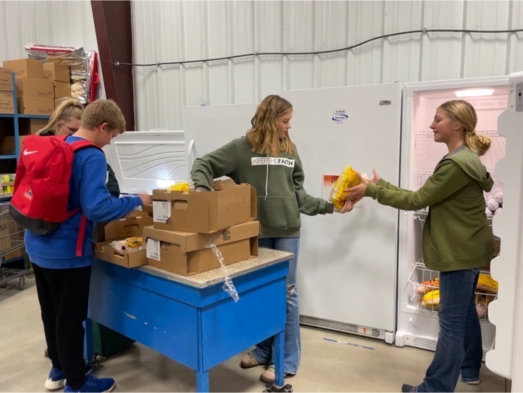 student council at food pantry