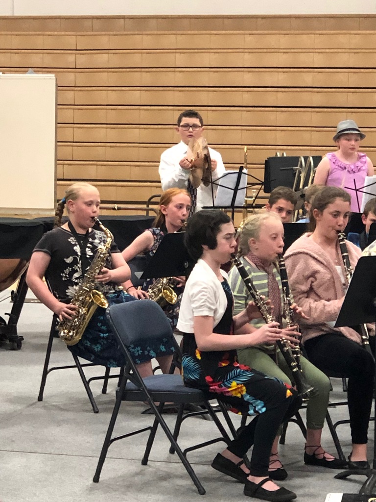 5th grade band perform