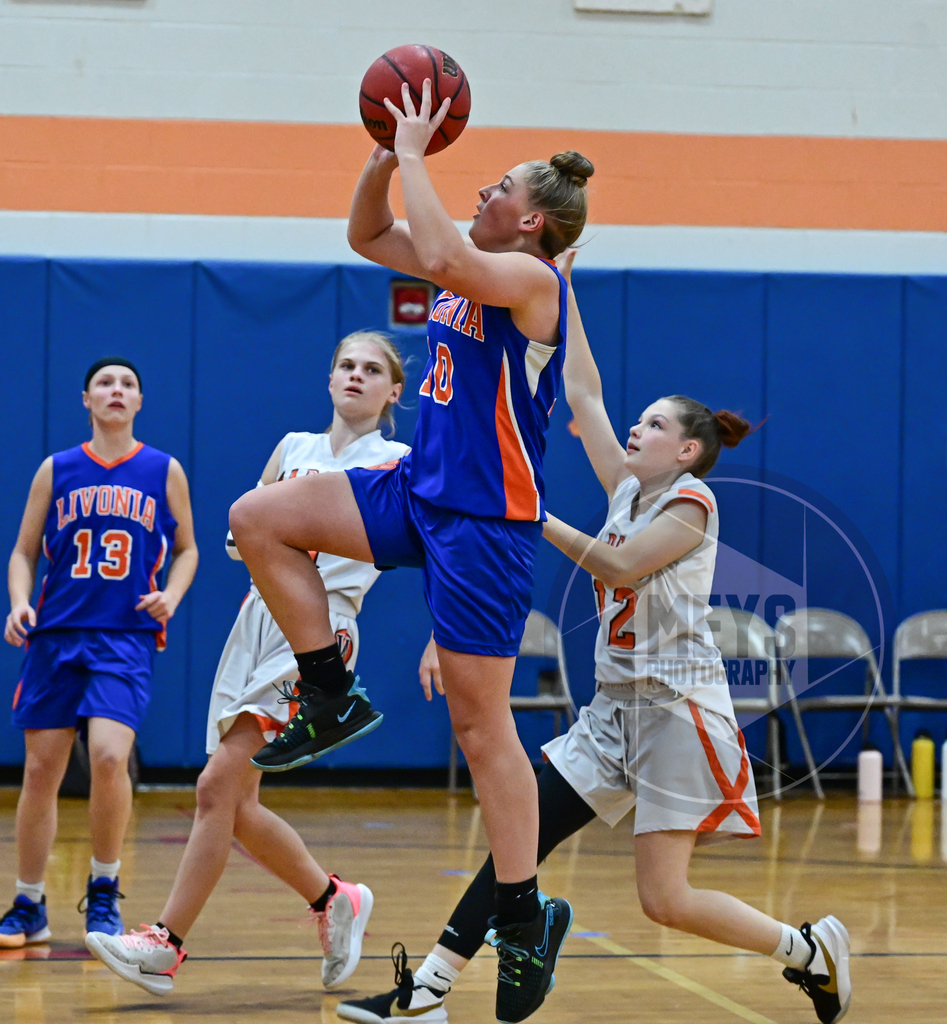 player going to shoot basketball in air