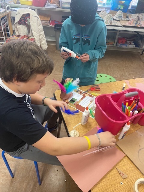 5th grade students collaborate to build turkeys in a STEM challenge