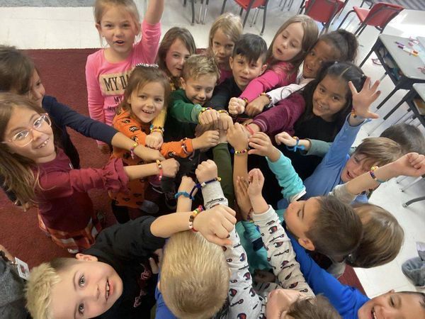 students making thankful bracelets