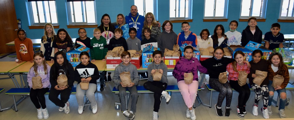 students with teachers holding lunches they've packed