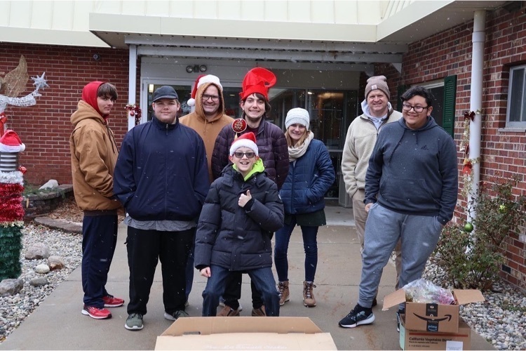 picture of RHS students and staff while holiday decorating