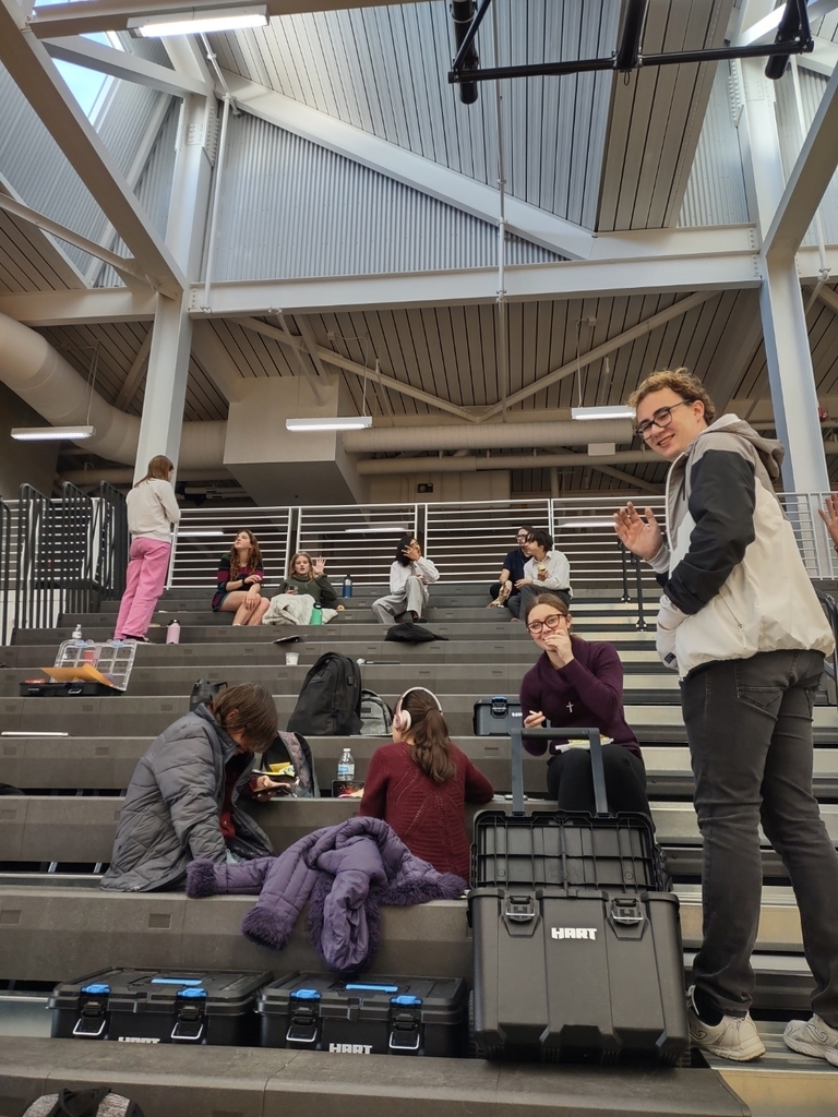 students eating lunch