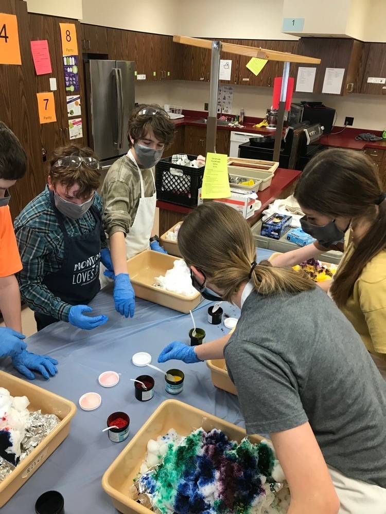 students snow dyeing