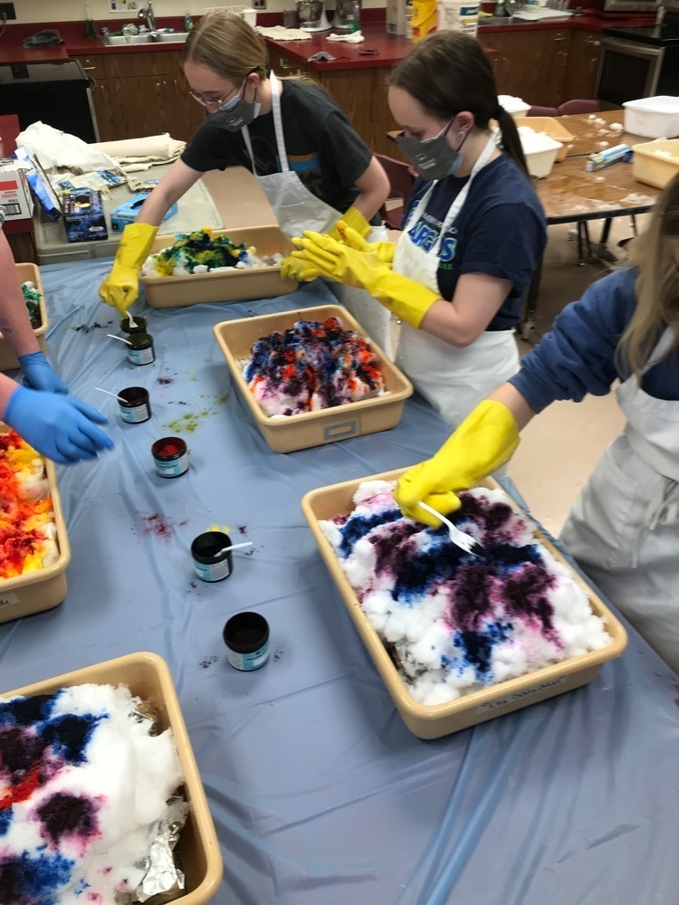 students snow dyeing