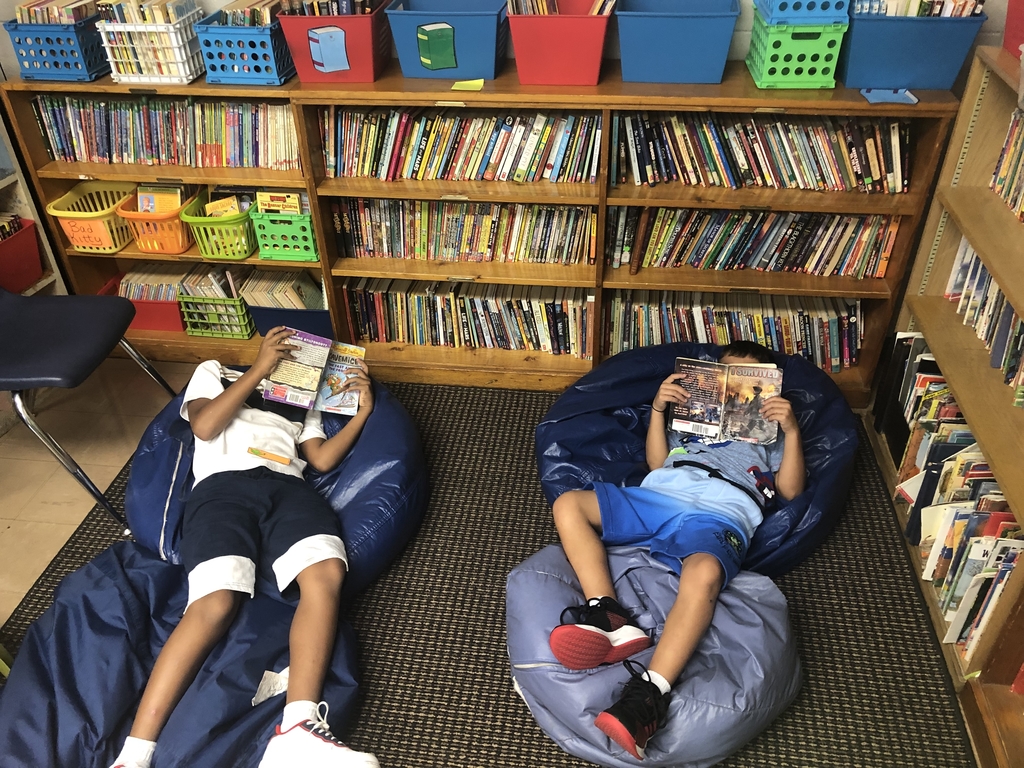 Mrs. Brackmann and Mrs. Mathewson’s morning class is working hard on their independent reading stamina today! 📚