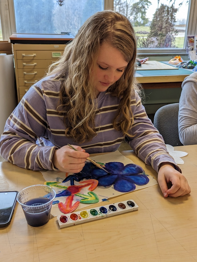 student creating art