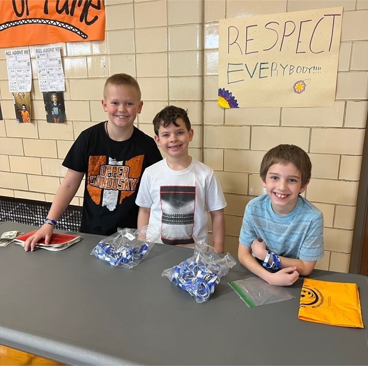 kids selling bracelets