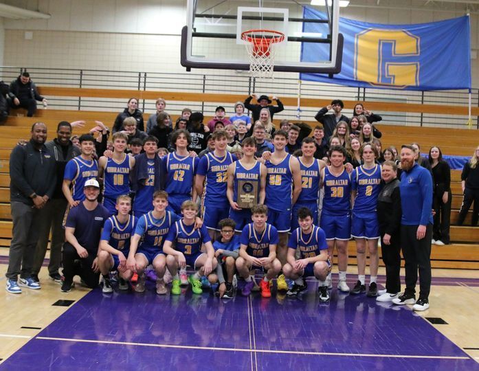 basketball team holding plaque