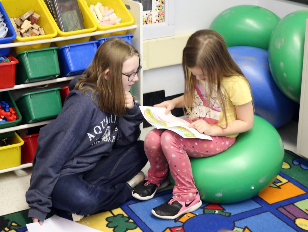 students read together.