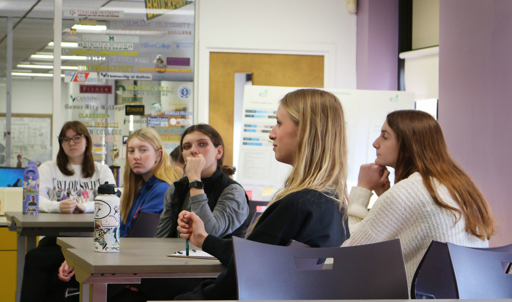 students discuss data.