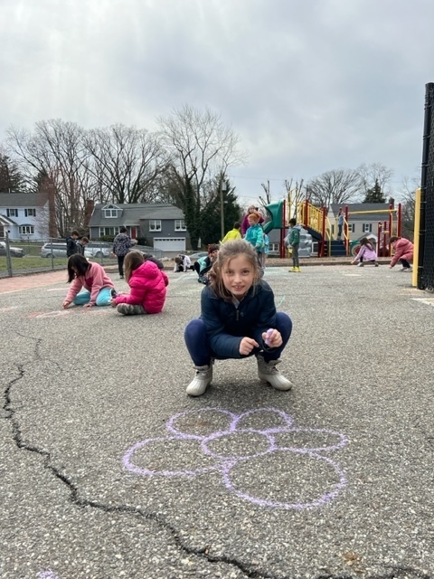 Wilson student drawing a chalk flower