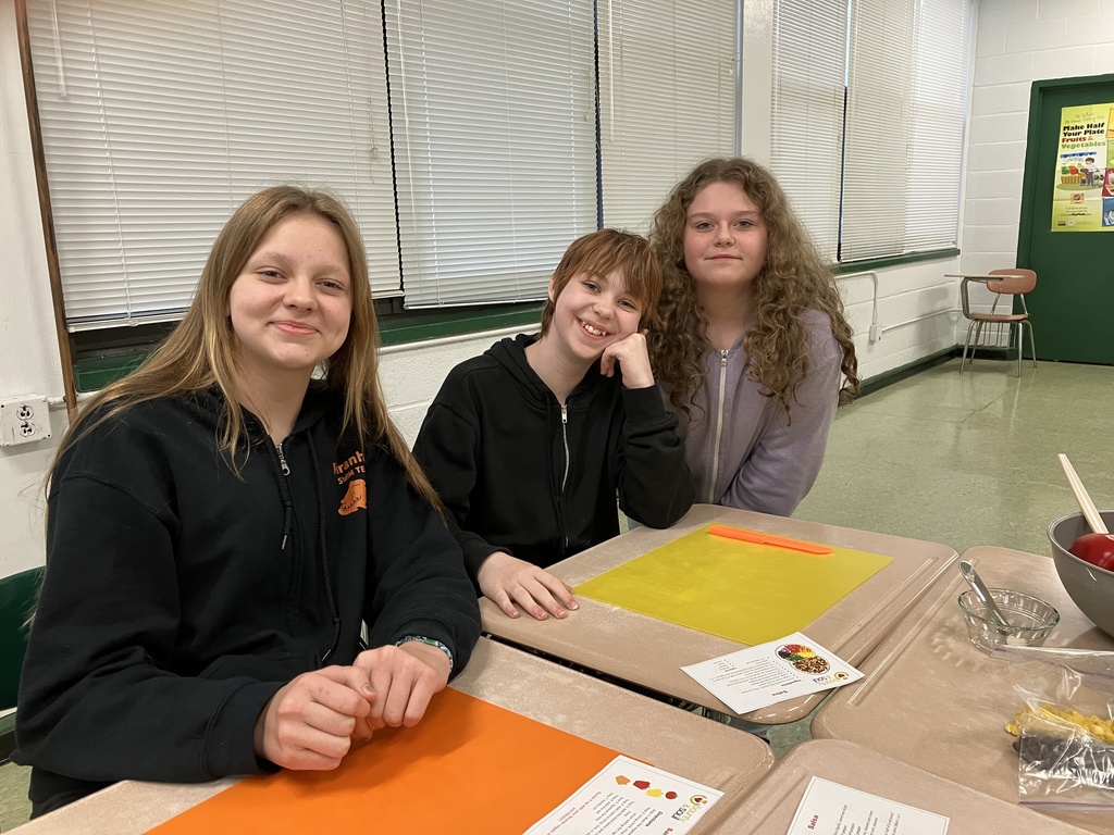 Students in Mrs. Ebner's Exploring Nutrition & Wellness class making salsa