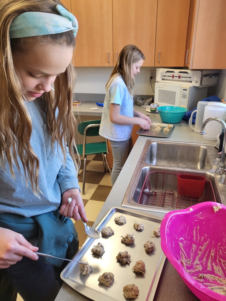 5th graders making cookies