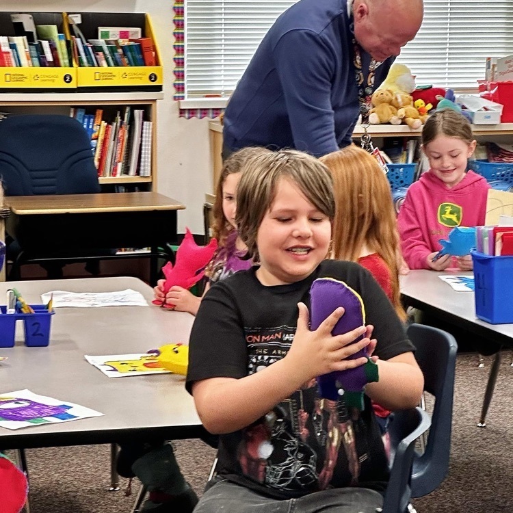 elementary kids get stuffed animals from central HS