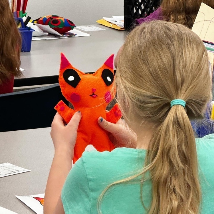 elementary kids get stuffed animals from central HS