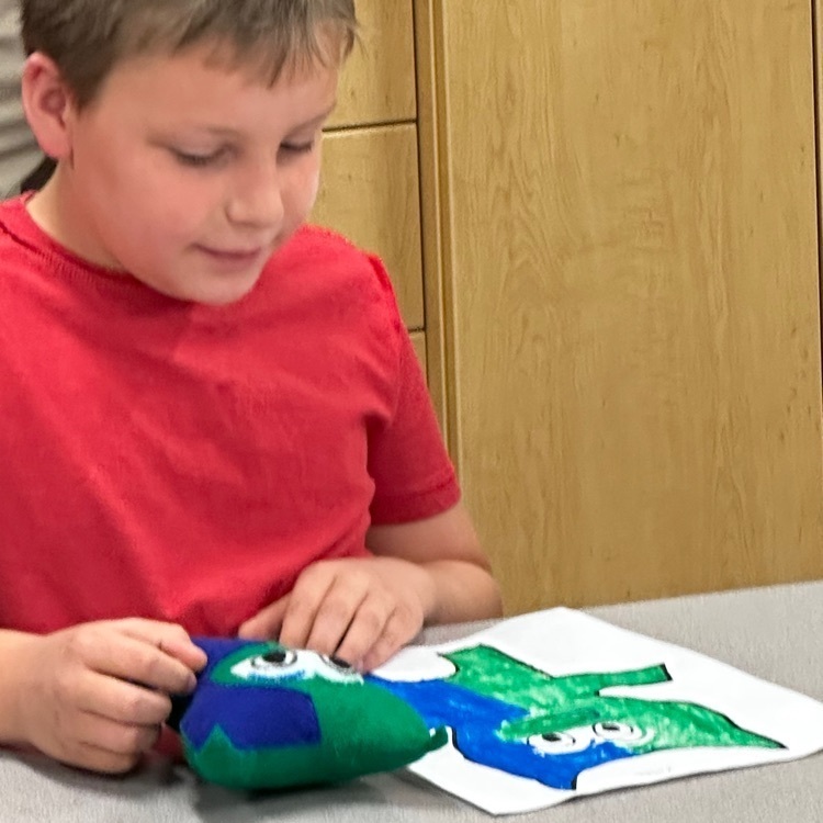 elementary kids get stuffed animals from central HS