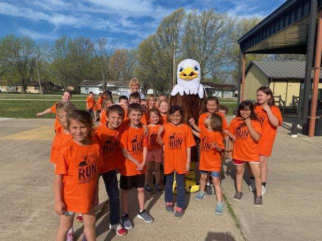 students with the eagle mascot