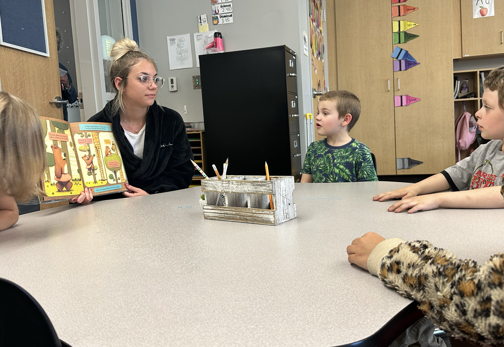 EHS prom queen candidate reading to Blackmore students