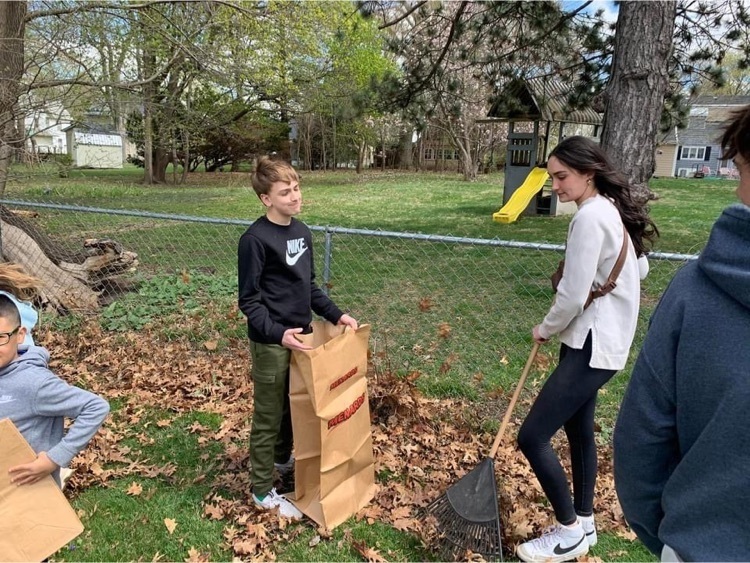 WL FFA and 2nd grade clean up Kimberly Park for Earth Day