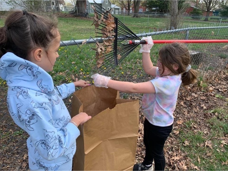 WL FFA and 2nd grade clean up Kimberly Park for Earth Day
