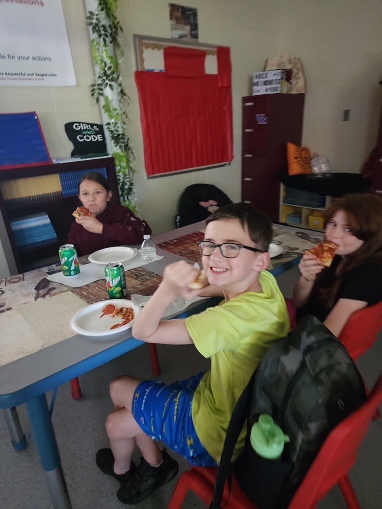 4th enjoying pizza
