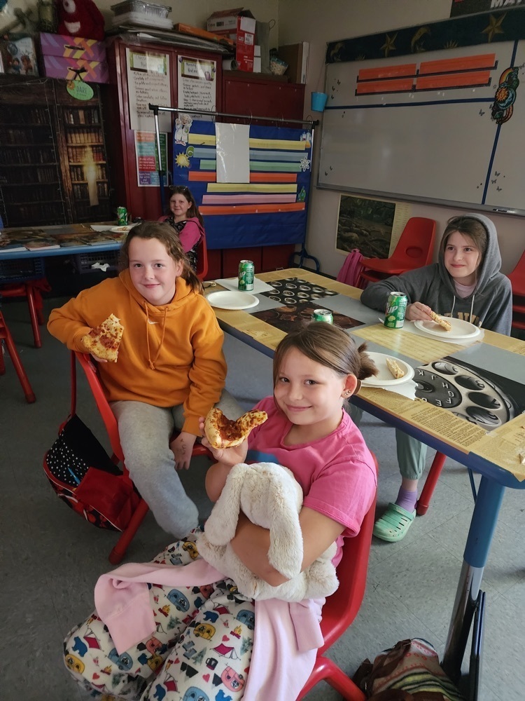 4th grade enjoying pizza