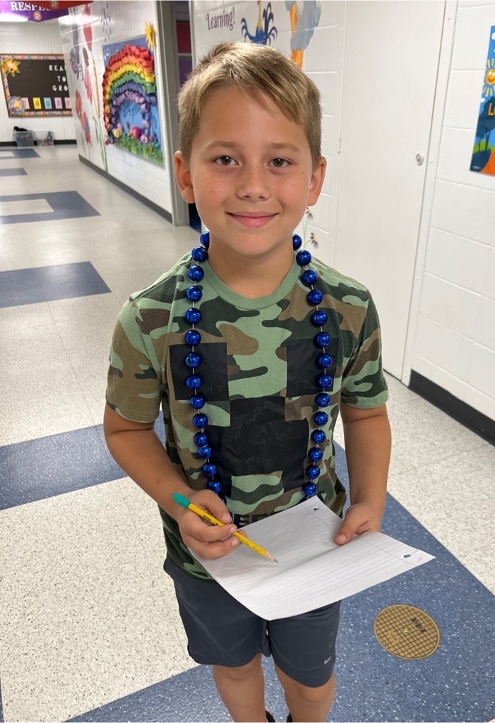 Elliot did an amazing job being the Principal for the day with Mrs Watkins. He did classroom walk throughs, provided a school tour to an incoming family, took care of the flowers, fed the birds, supervised lunch/recess duty & helped council students💙