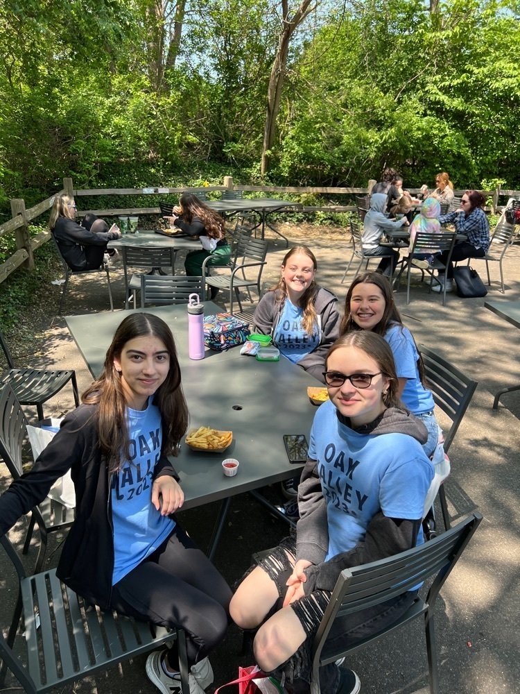 students at zoo