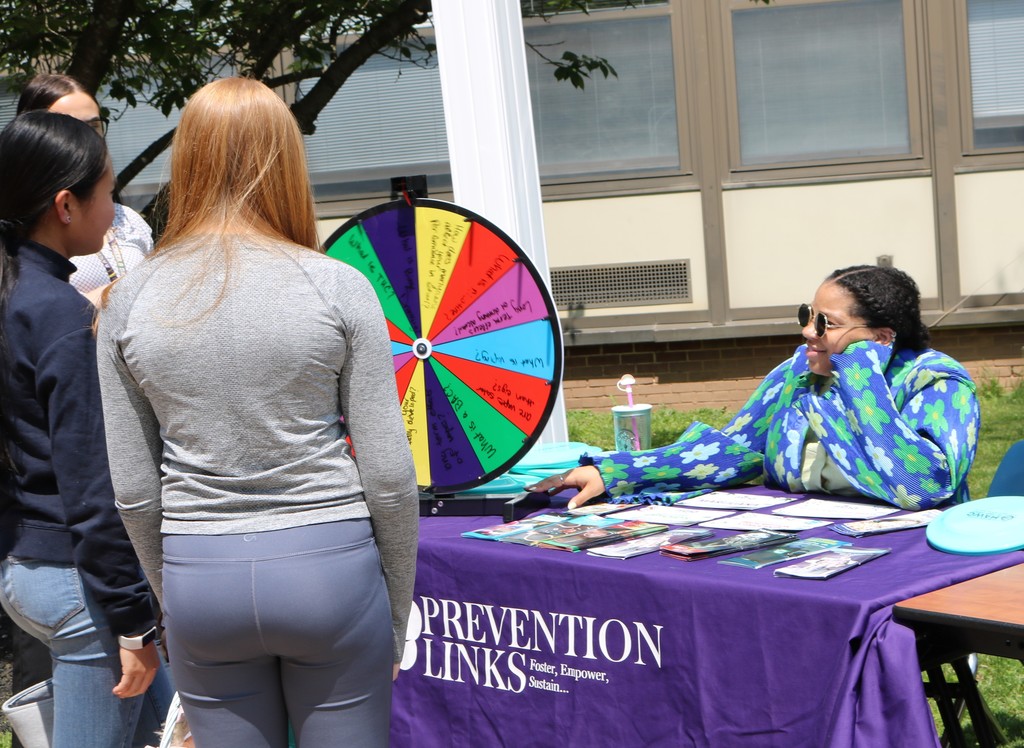 WHS students talking to Prevention Links employee