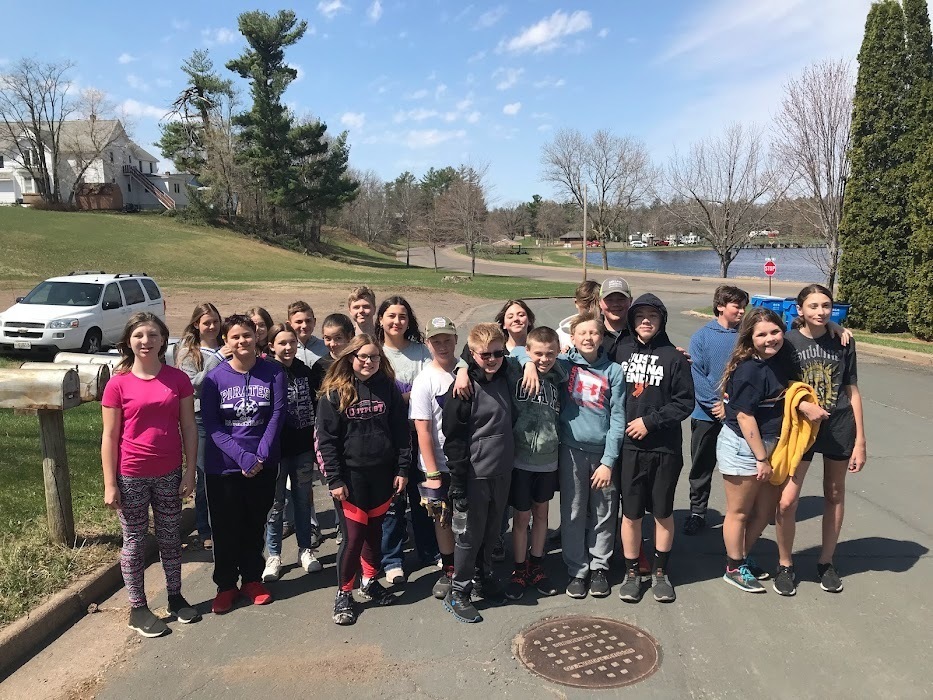 Group picture of students by Memory Lake.