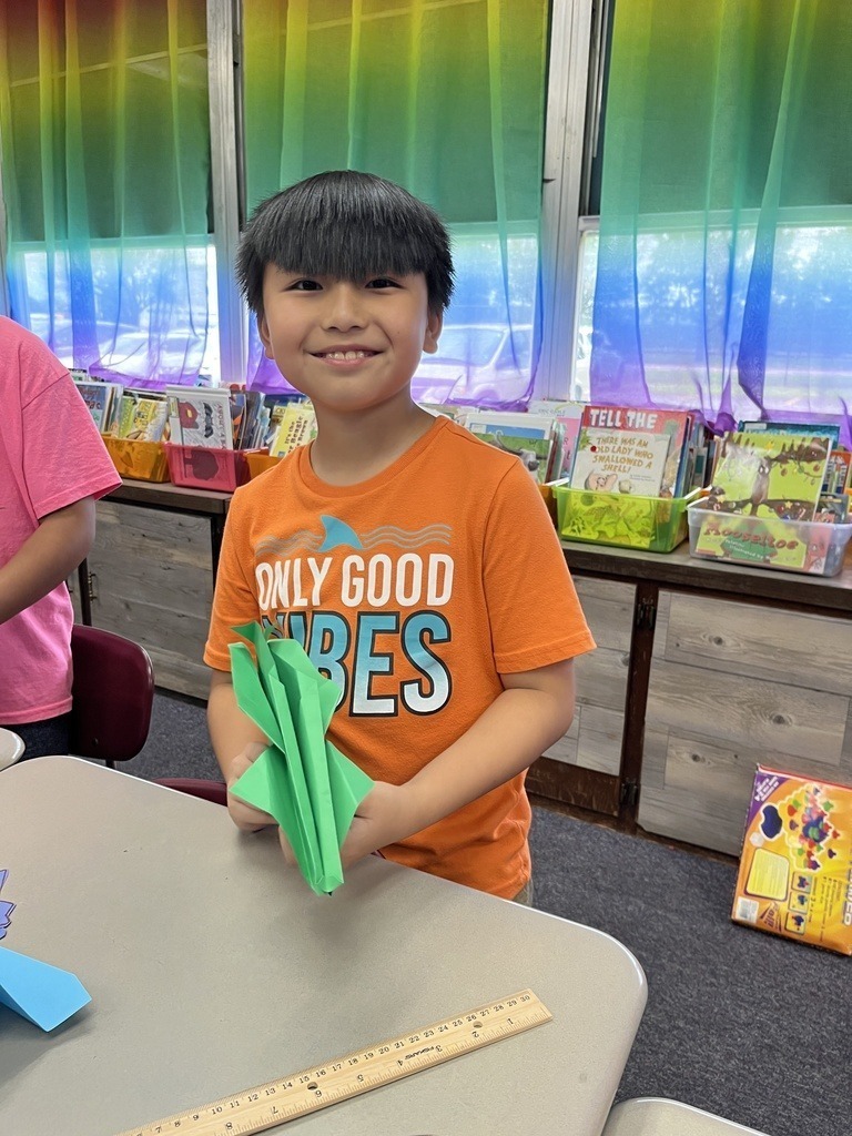 Roosa Elementary students making paper airplanes