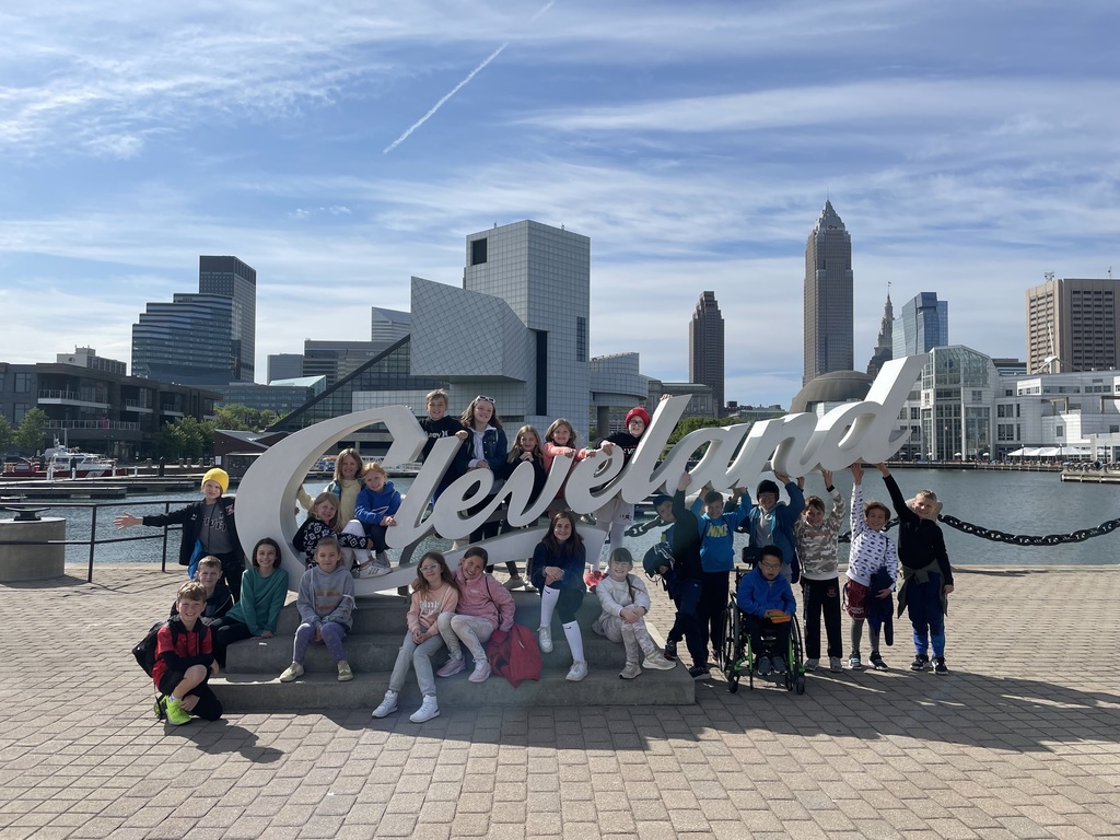 Cleveland sign pic with Mrs. Thomas' class