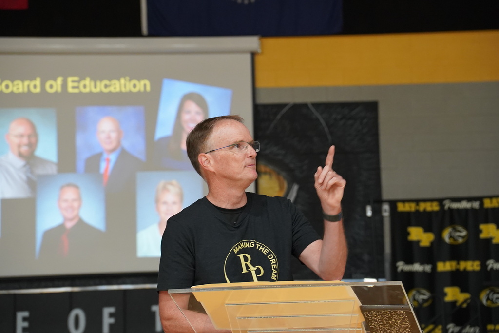 Dr. Mike Slagle speaks during convocation