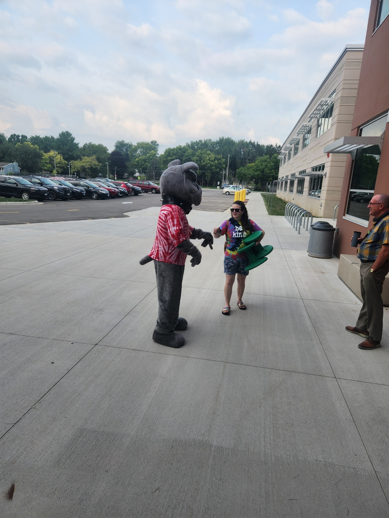 Bulldog mascot welcomes staff