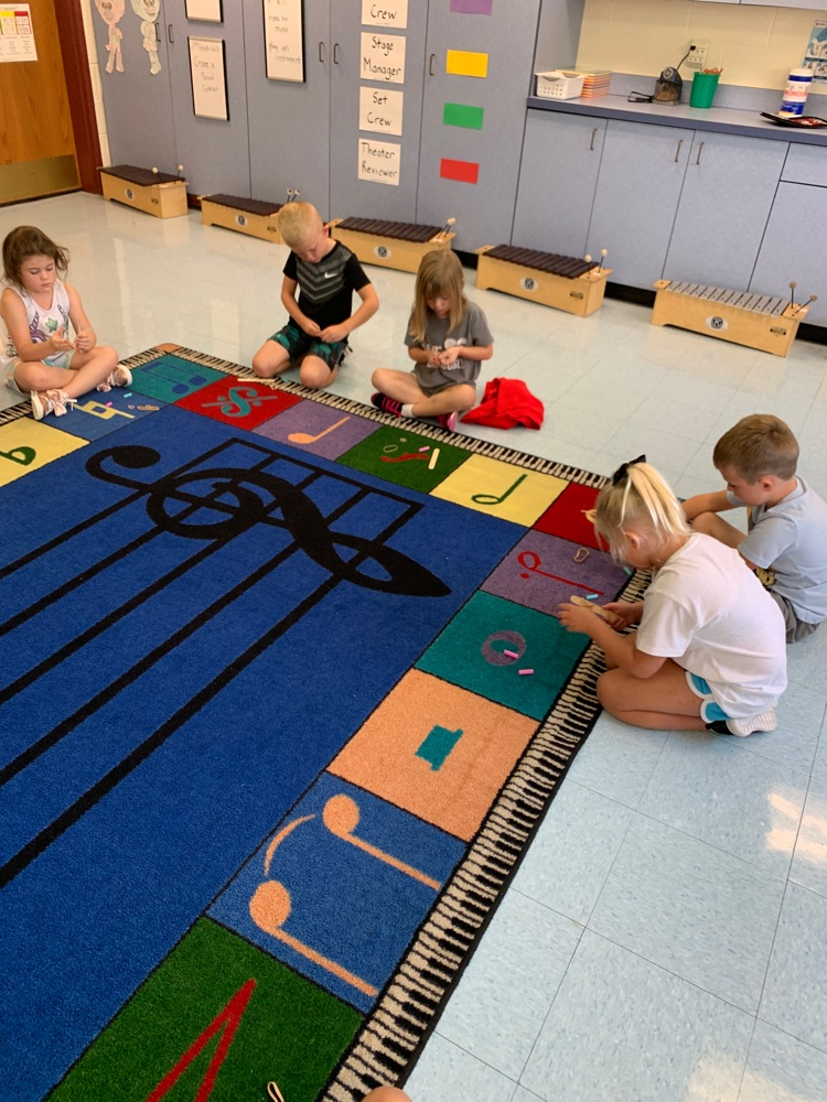 Pics of 1st grade exploratories making a sound sandwich to feel vibrations to learn about how sound is made! 🔴🔵 #HESRedHawks #USD415 #RedHawkReady #Hiawathaks #HiawathaKansas #VisitHiawatha 🔴🔵