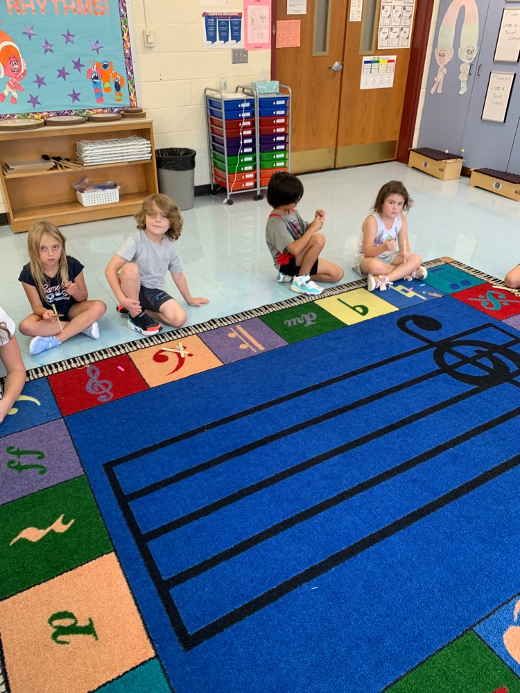 Pics of 1st grade exploratories making a sound sandwich to feel vibrations to learn about how sound is made! 🔴🔵 #HESRedHawks #USD415 #RedHawkReady #Hiawathaks #HiawathaKansas #VisitHiawatha 🔴🔵