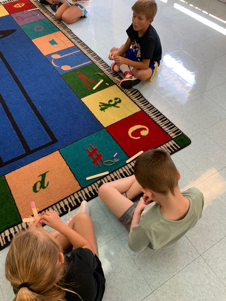 Pics of 1st grade exploratories making a sound sandwich to feel vibrations to learn about how sound is made! 🔴🔵 #HESRedHawks #USD415 #RedHawkReady #Hiawathaks #HiawathaKansas #VisitHiawatha 🔴🔵