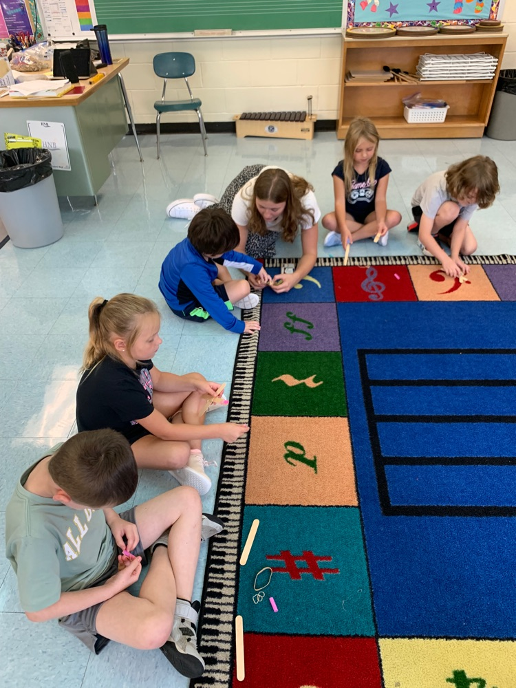 Pics of 1st grade exploratories making a sound sandwich to feel vibrations to learn about how sound is made! 🔴🔵 #HESRedHawks #USD415 #RedHawkReady #Hiawathaks #HiawathaKansas #VisitHiawatha 🔴🔵