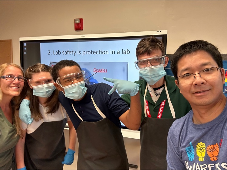 In Mr. Yue Ding’s science class, students learned lab safety rules. With protective apron, goggles, gloves and mask, they were ready for lab work!