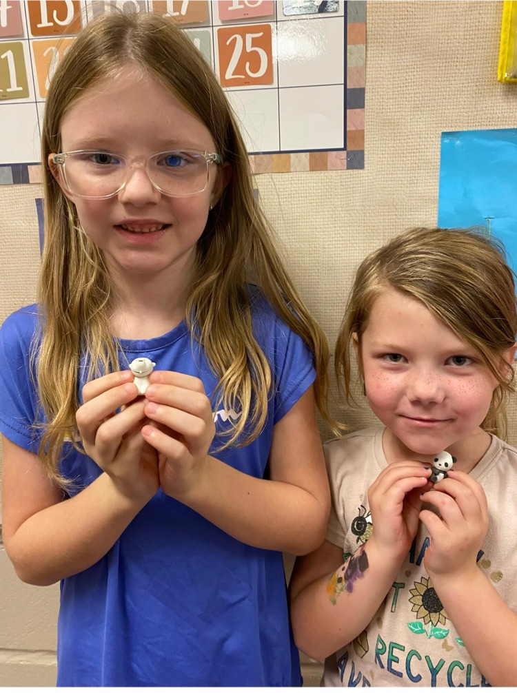 girls with desk pets 
