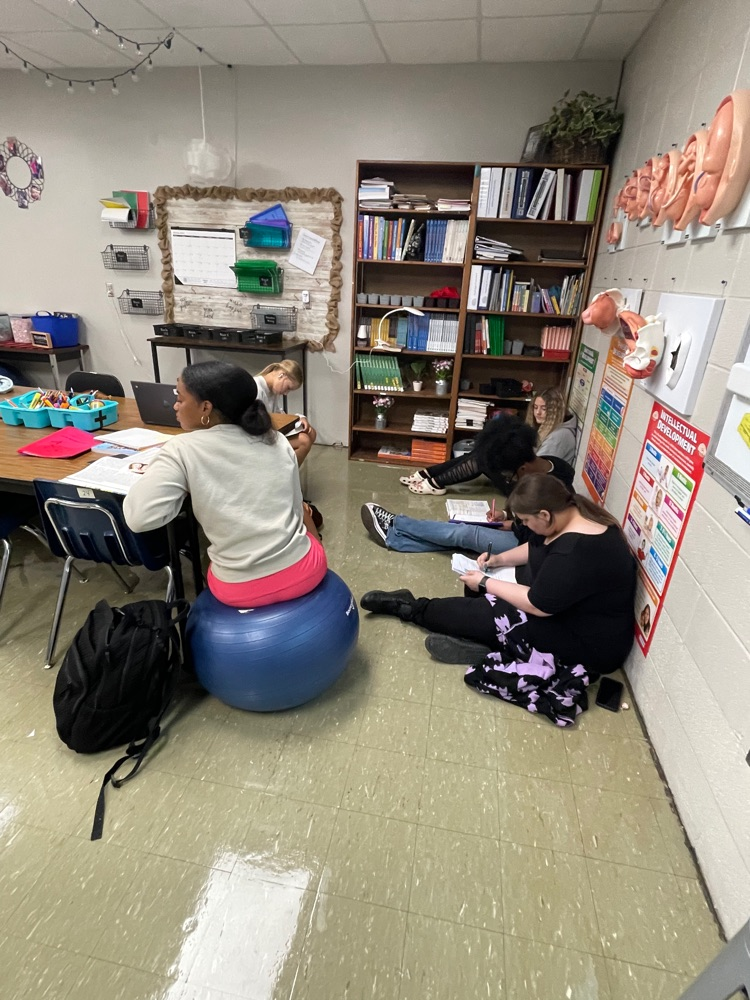 kids studying 